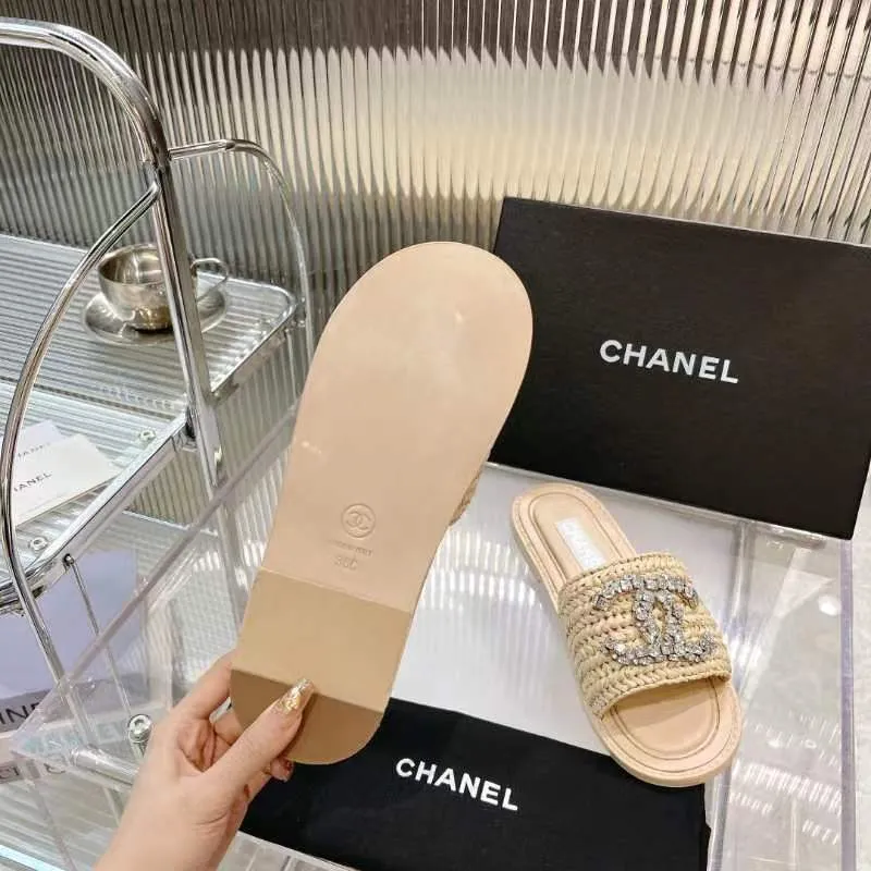 👟👟Ex-factory price 520👟👟 [Ready stock] 𝐂𝐡an𝐞𝐥 23 hot items! bing bing 23 early spring vacation series, the most beautiful rhinestone woven slippers, everyone is crazy to stock up, they are all crazy, it is really long grass, leisurely charm, close your eyes and enter the series!  💭Color: Black/Apricot/White 💭Upper: The upper is made of imported raffia and is fully hand-woven and very comfortable! The hand-made diamond jewelry is sparkling enough 💭Inner pads: imported sheepskin lining and pads 💭Outsole: genuine leather outsole (complex leather outsole with ten grooves and stitching, very particular about material workmanship) 💭Code number: 35-42 (41 and 42 are custom-made and cannot be returned or exchanged)